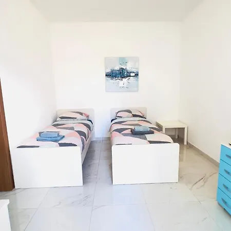 아파트 8 Delphi Court
