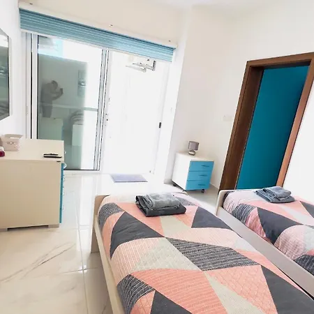 8 Delphi Court 아파트