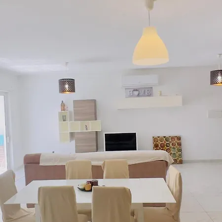 8 Delphi Court *