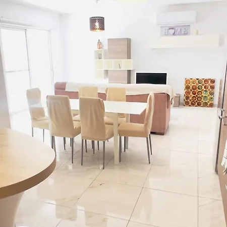 아파트 8 Delphi Court