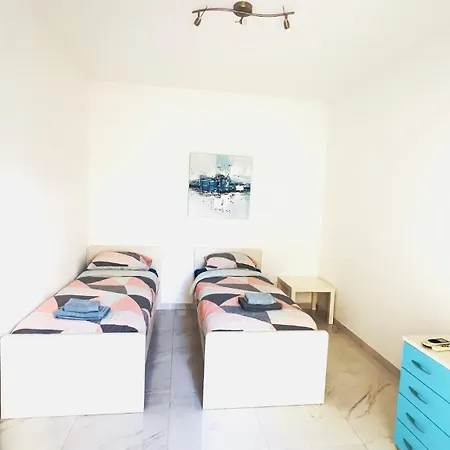 8 Delphi Court 아파트